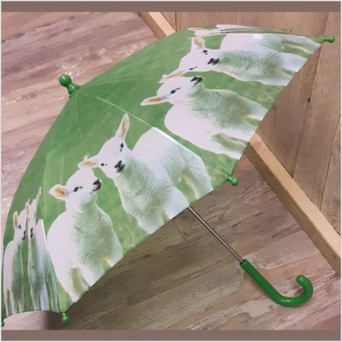 Kinder paraplu lammetjes in de wei van Esschert design