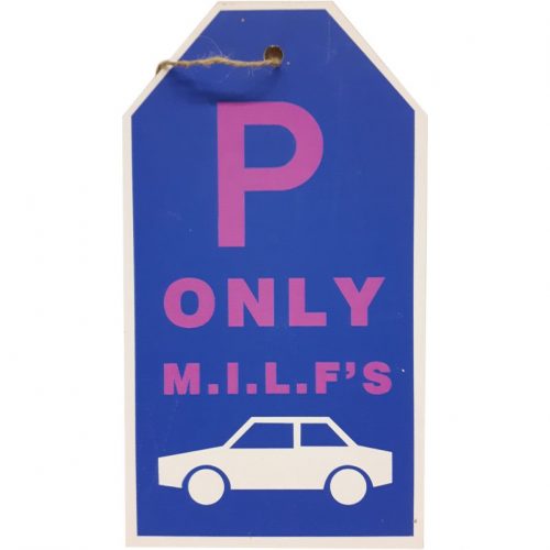 Tekstbord parkeren met auto parkeerplaats only for MILFS