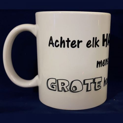 Witte koffiemok Achter elk hardwerkend mens staat een grote hoeveelheid koffie