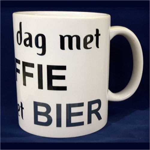 Witte koffiemok Start de dag met koffie eindig met bier