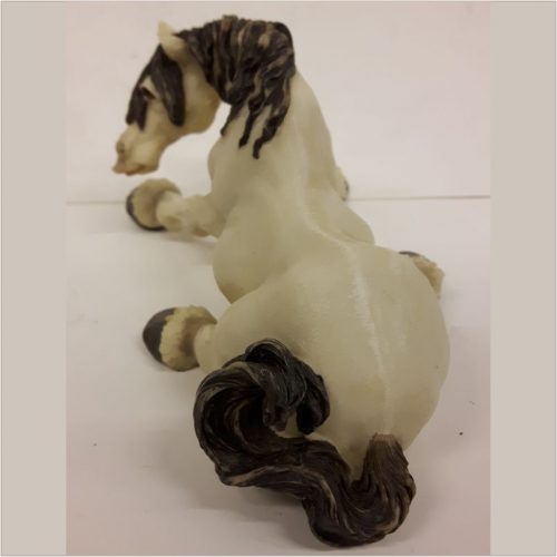 Stenen beeld wit paard zittend 17 cm breed