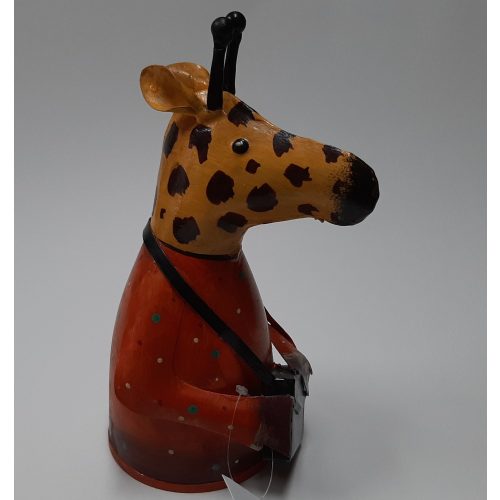 Fairtrade beeld giraffe gemaakt van verfblikken