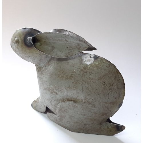 Metalen beeldje konijn olijfgroen-grijs van gebruikte oliedrums by Varios