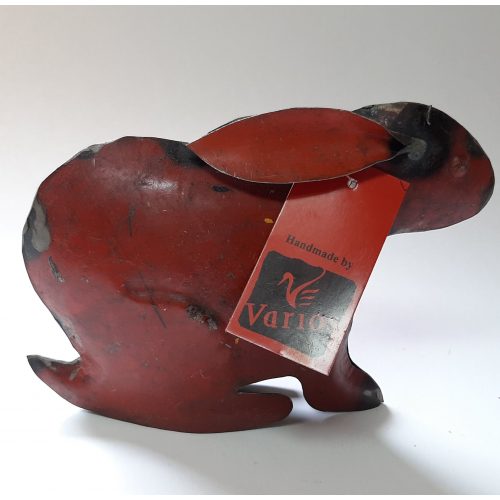 Metalen beeldje konijn rood van gebruikte oliedrums by Varios