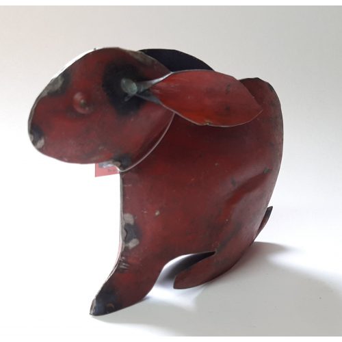 Metalen beeldje konijn rood van gebruikte oliedrums by Varios