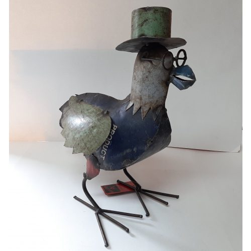 Metalen industrieel beeld kip met hoed gemaakt van oliedrums by Varios
