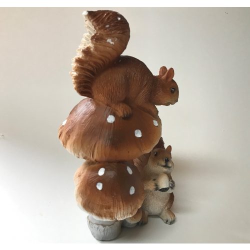 Beeldje eekhoorn op paddenstoel