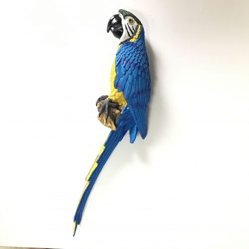Beeldje papegaai Blauwgele Ara voor wand bevestiging48cm in blauw en geel