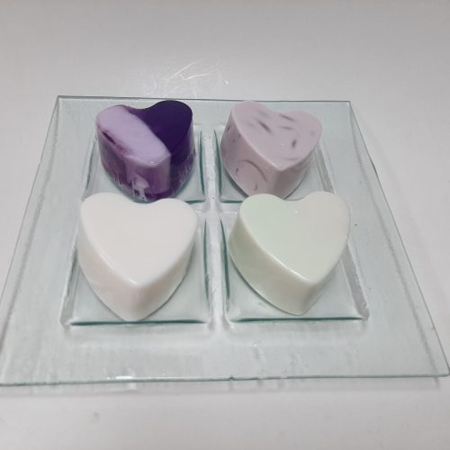 Cadeau pakket 4 hartvormige zeepjes op schaal