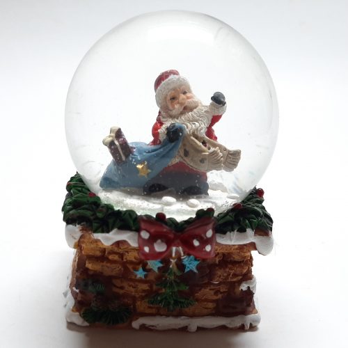 Sneeuwbol schoorsteen met kerstman met blauwe cadeau zak