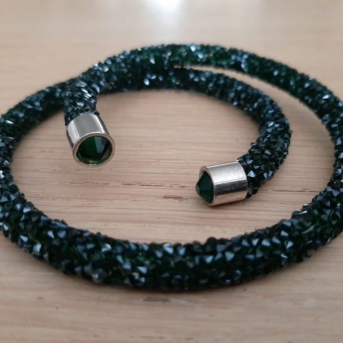 Enkele Maxima stijl braam armband in zwart groen met aan het uiteinde groene kraal