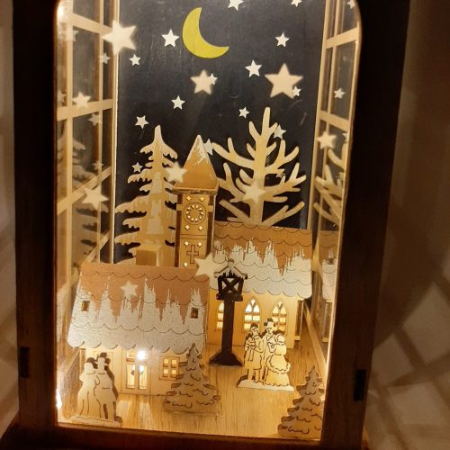 Houten lantaarn met houtsnijwerk van winters tafereel met kerk en huis led verlicht