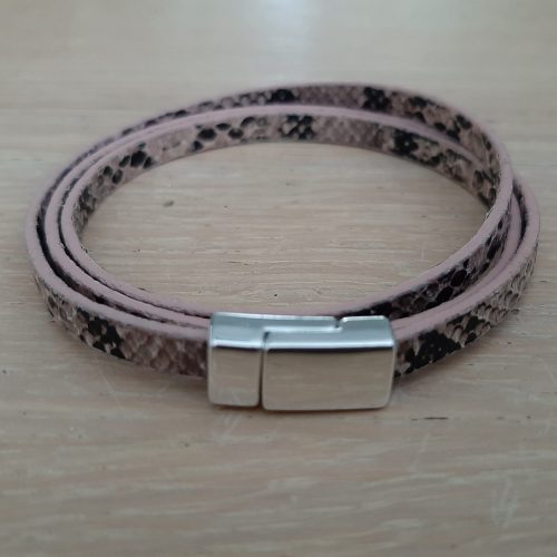 Wikkelarmband met slangenprint en magneet sluiting roze