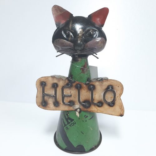 Metalen beeldje kat met welkomstbord Hello van gebruikte oliedrums by Varios